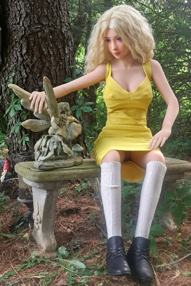 29592_Hanna in the Garden  04.jpg
